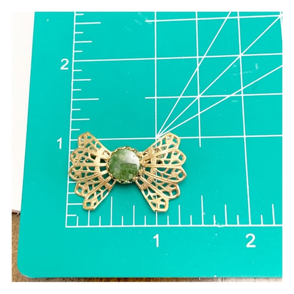 Vintage gold tone filigree bow brooch with green nephrite jade stone - Picture 2 of 7
